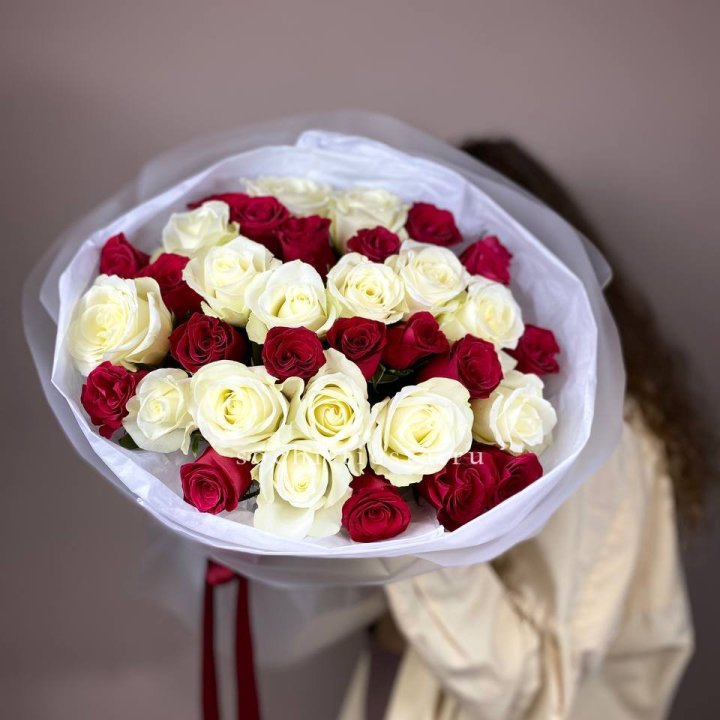 Букет из красных белых 35 роз в Нижнем Тагиле