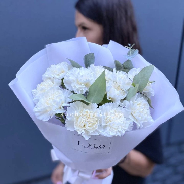 Букет белых диантусов с эвкалиптом в Нижнем Тагиле