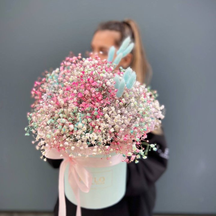 9 Радужных гипсофилы в шляпной коробке в Нижнем Тагиле