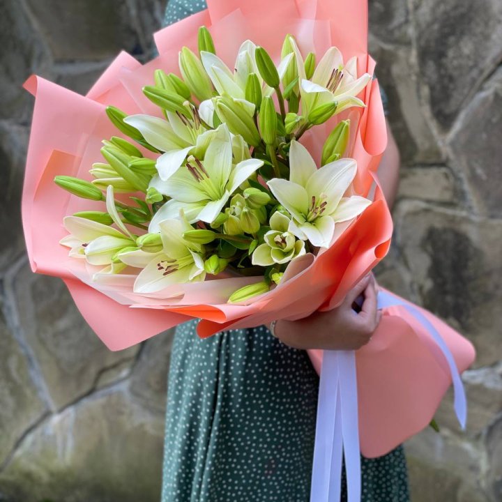 Букет из 7 белых лилий в Нижнем Тагиле