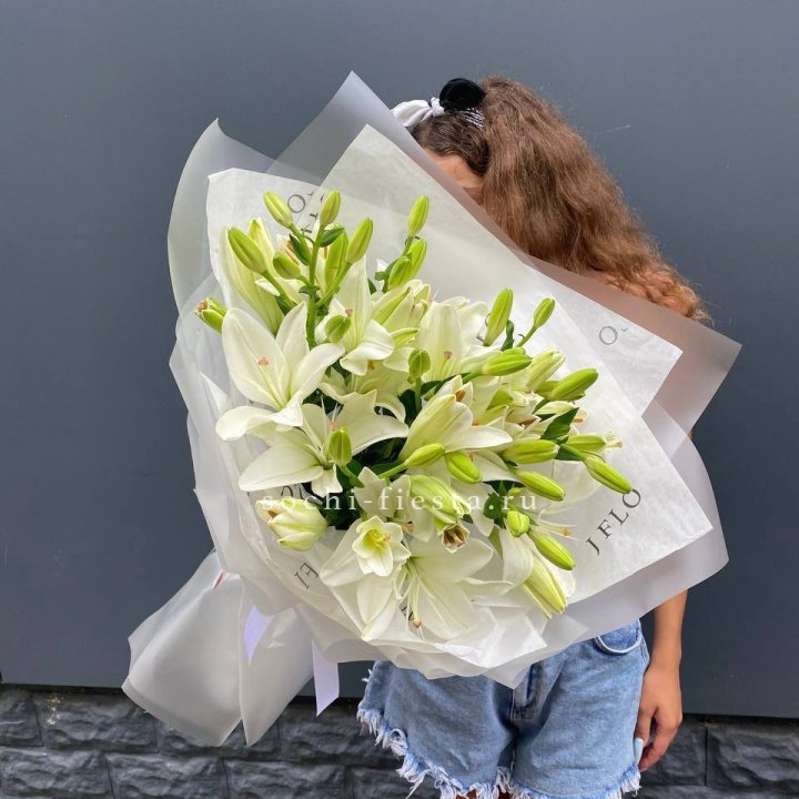 Букет  лилий "Воздушный"  с доставкой в Нижнем Тагиле