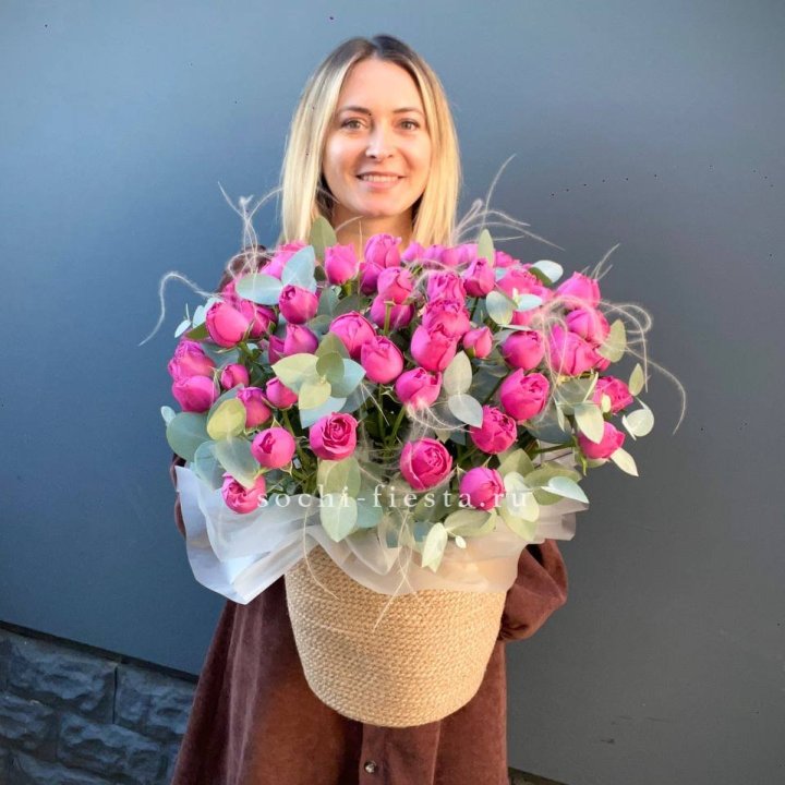 Пионовидные розы  в джутовом кашпо  в Нижнем Тагиле