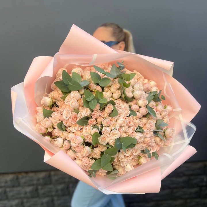 101 кустовая роза с эвкалиптом в Нижнем Тагиле