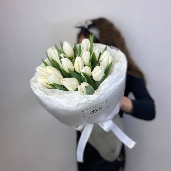  19 белых воздушных тюльпанов в Нижнем Тагиле