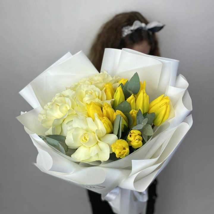 Дуо жёлтые тюльпаны и розы в Нижнем Тагиле