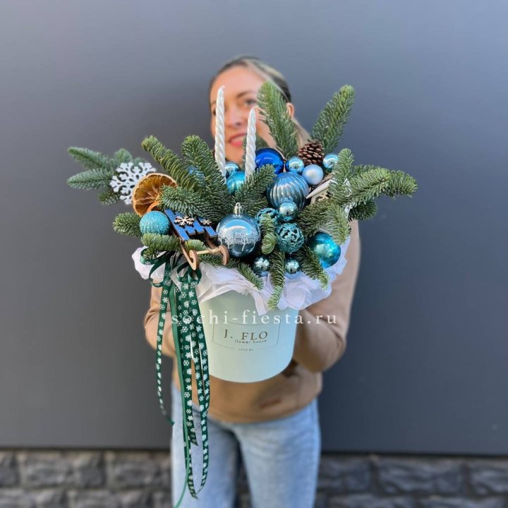 Композиция "Мери крисмас блю" в Нижнем Тагиле