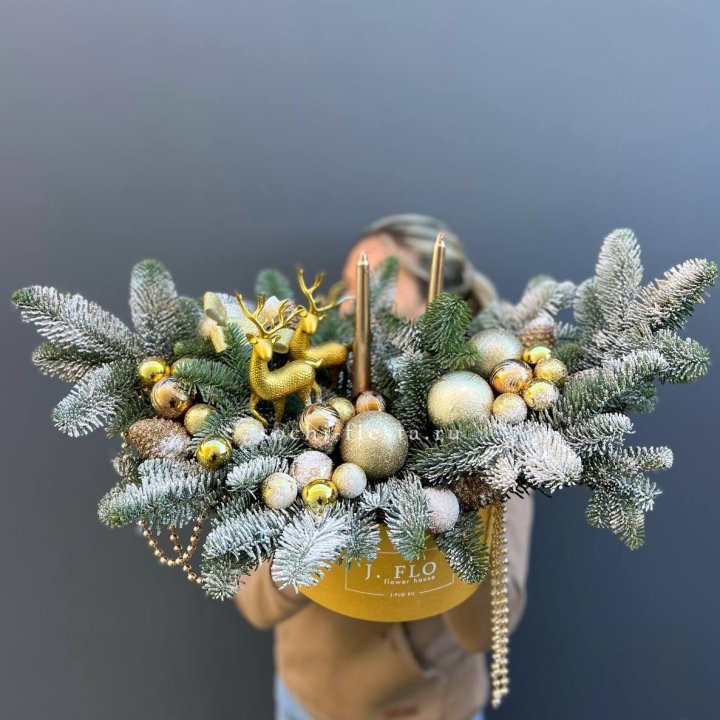 Композиция "Мери крисмас голд" в Нижнем Тагиле