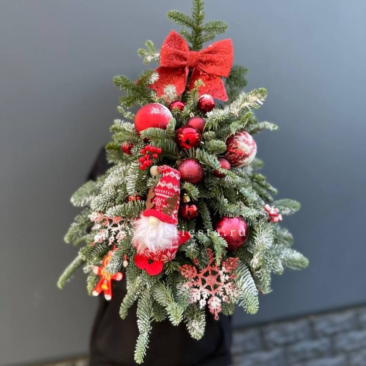 Новогодняя елочка "Ред" в Нижнем Тагиле