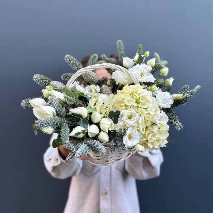 Новогодняя корзина с цветами в Нижнем Тагиле