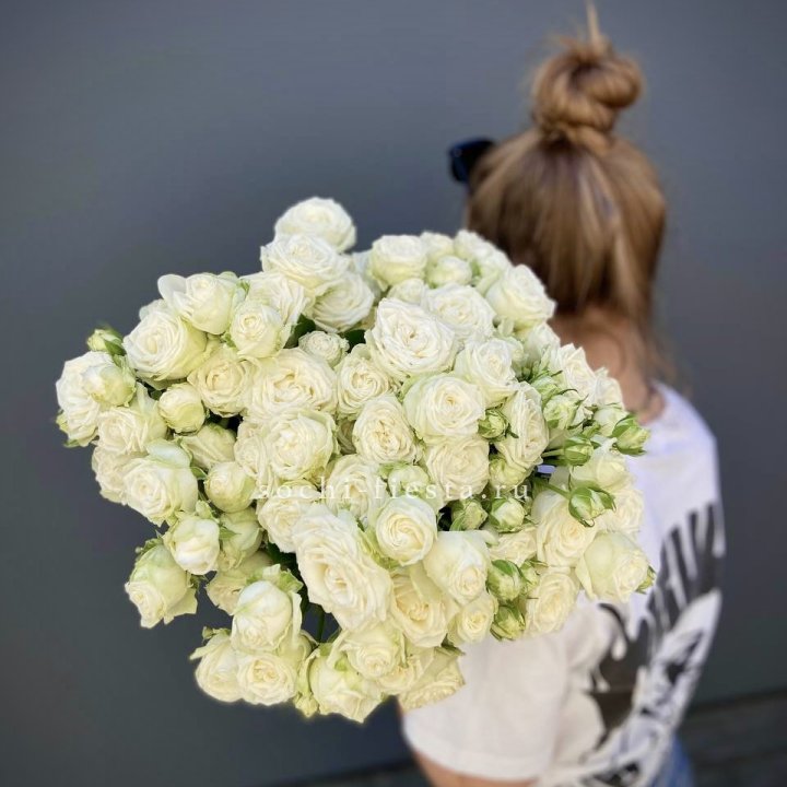 Охапка кустовых роз бомбастик  в Нижнем Тагиле