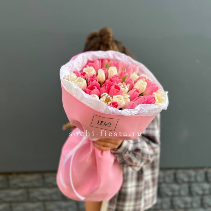 51 бело-розовый тюльпан в Нижнем Тагиле