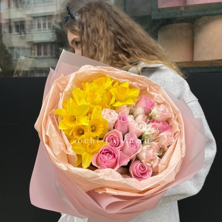 Букет роз и нарциссов в Нижнем Тагиле