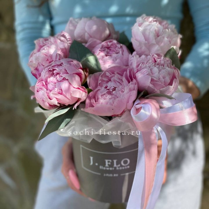 Цилиндр пионов с эвкалиптом в Нижнем Тагиле