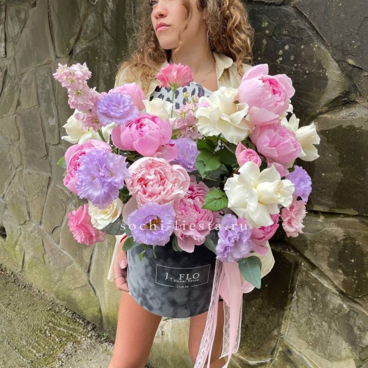 Дизайнерский цилиндр с пионами в Нижнем Тагиле