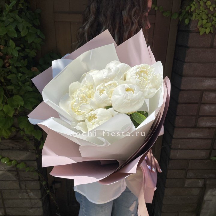 9 белоснежных пионов в Нижнем Тагиле