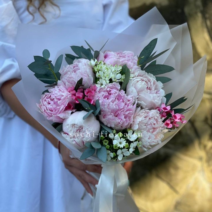 7 зефирных пионов с эвкалиптом в Нижнем Тагиле