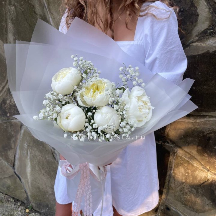 Букет белых пионов "Файв" в Нижнем Тагиле