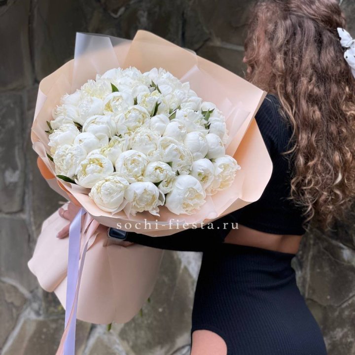 35 белых пион в Нижнем Тагиле