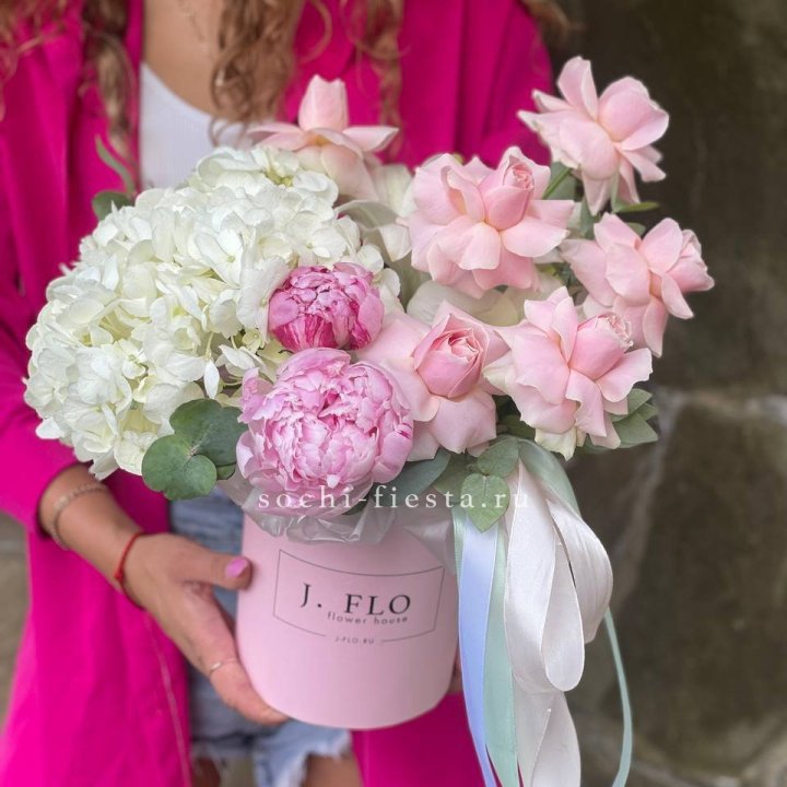 Цилиндр с пионами "Алисия" в Нижнем Тагиле