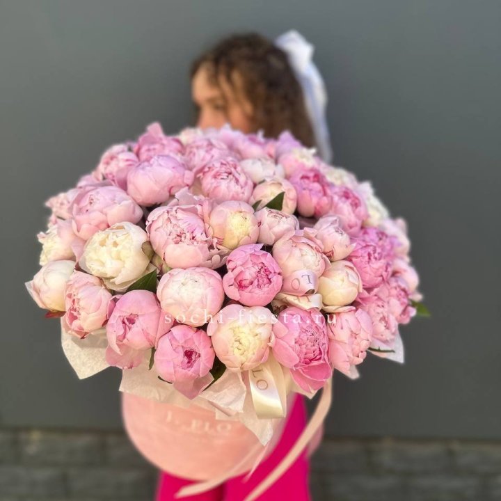 51 нежных пионов  в цилиндре в Нижнем Тагиле