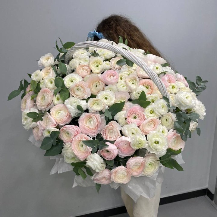 Ранункулюсы в корзине в Нижнем Тагиле