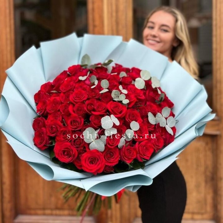 101 красная роза с эвкалиптом в Нижнем Тагиле