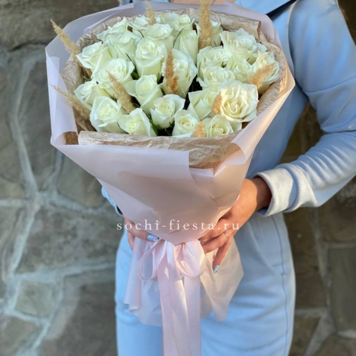 25 белых роз с сухоцветами в Нижнем Тагиле