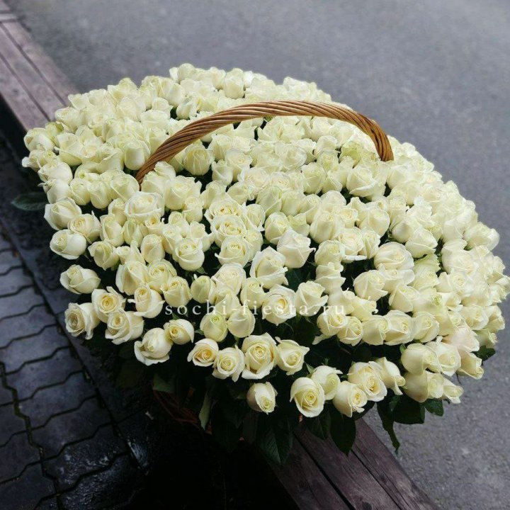 303 розы в корзине в Нижнем Тагиле