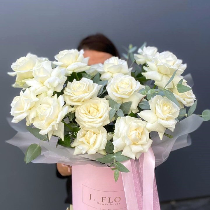 17 Французских белых роз в боксе в Нижнем Тагиле