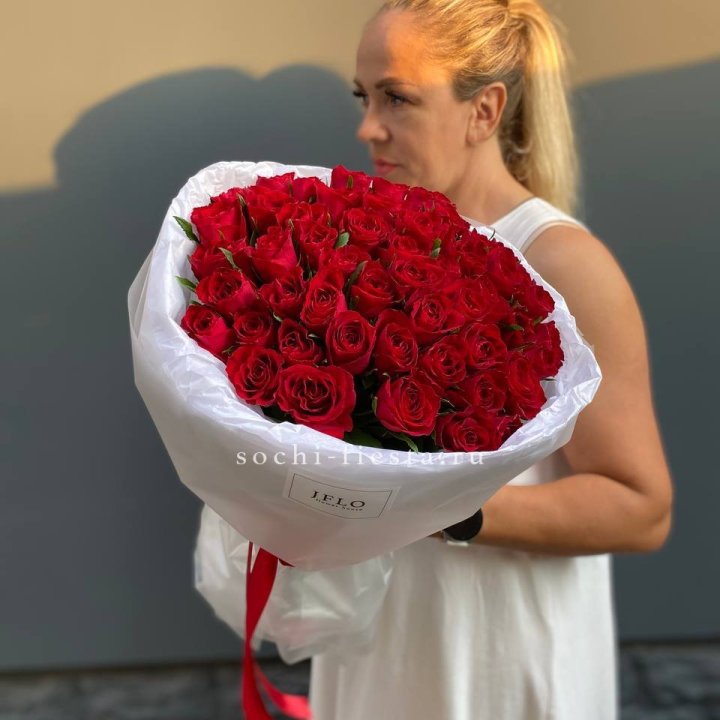 51 роза мадам ред в нежном оформлении с доставкой в Нижнем Тагиле