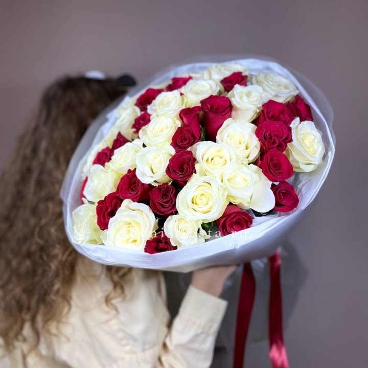 Букет из красных белых 45 роз в Нижнем Тагиле