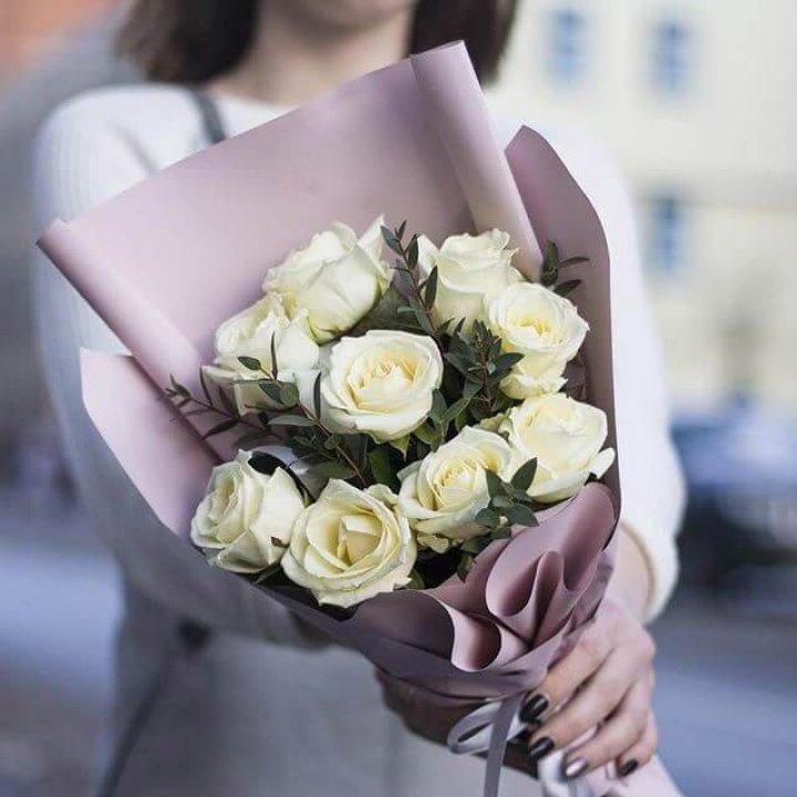 9 белых  роз "Минт" в Нижнем Тагиле