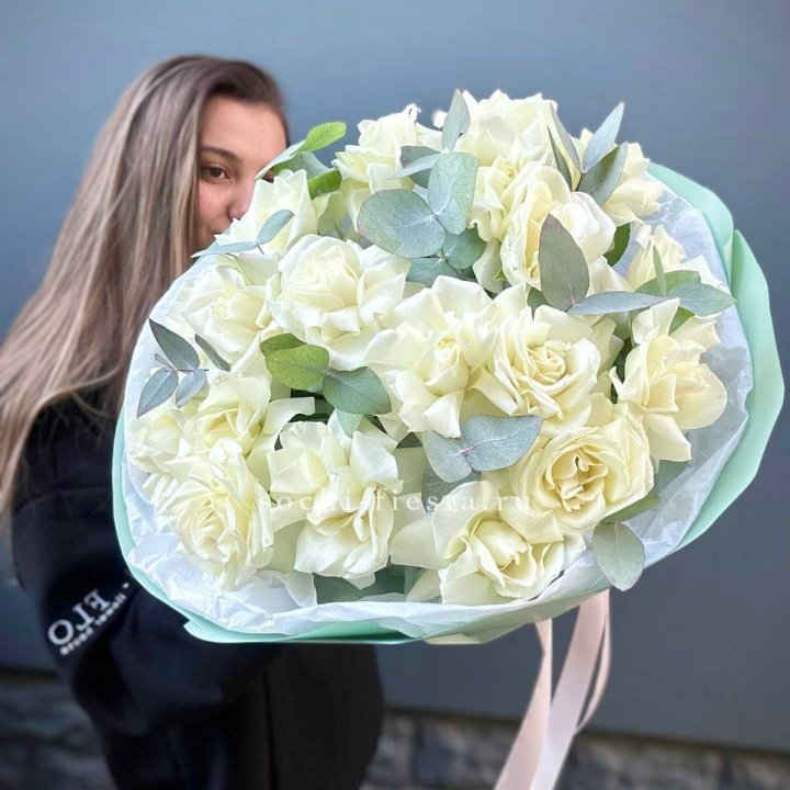 19 Белых французских роз "Ноте бьянке" в Нижнем Тагиле