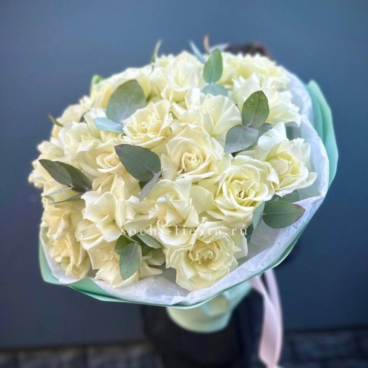 25 Белых французских роз "Ноте бьянка" в Нижнем Тагиле