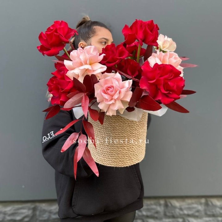 15 Французских роз в джутовом кашпо в Нижнем Тагиле