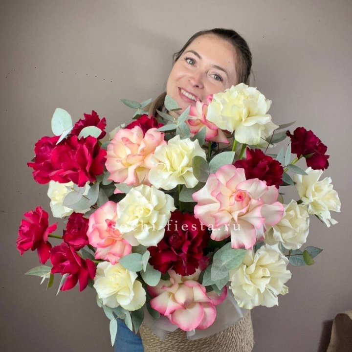 35 французских роз микс в джутовом боксе в Нижнем Тагиле