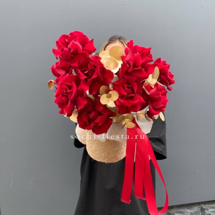 Красные французские розы в джутовом кашпо в Нижнем Тагиле