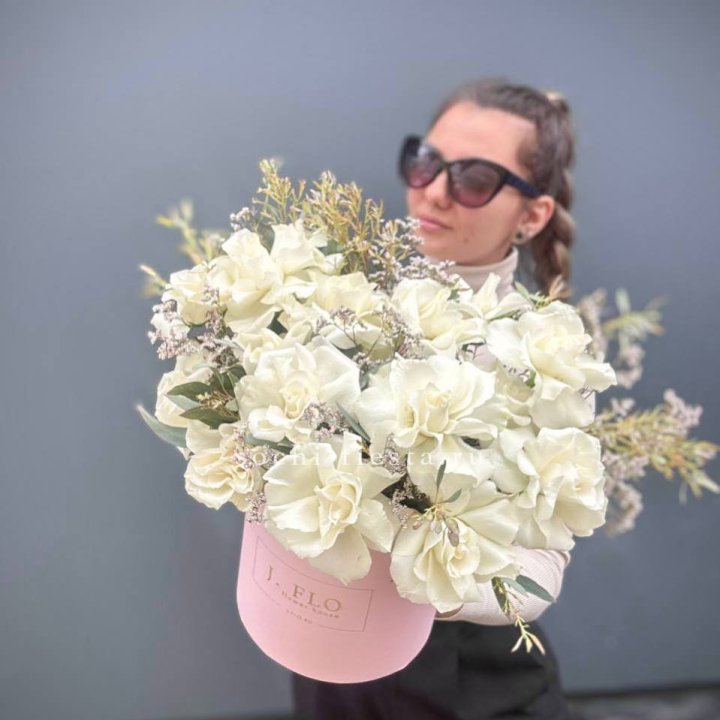 17 Французских белых роз в коробке Афина в Нижнем Тагиле