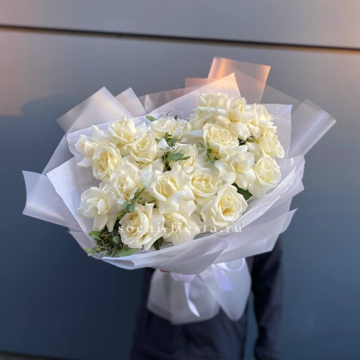 Пышный букет из белых роз в Нижнем Тагиле