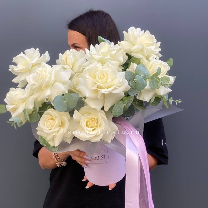 11 Французских белых роз в боксе в Нижнем Тагиле