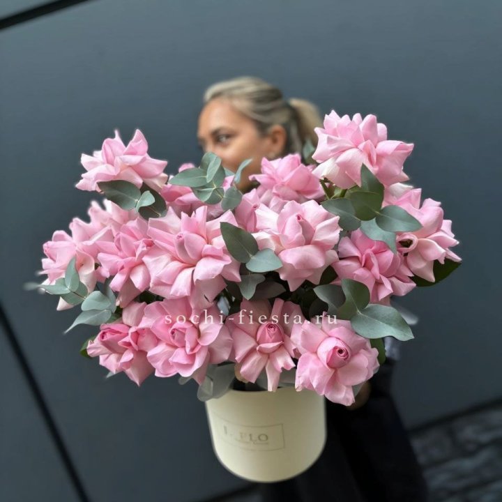 17 Розовых французских роз в боксе в Нижнем Тагиле