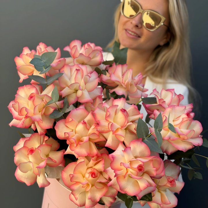 15 французских  роз Джумилия в боксе с доставкой в Нижнем Тагиле