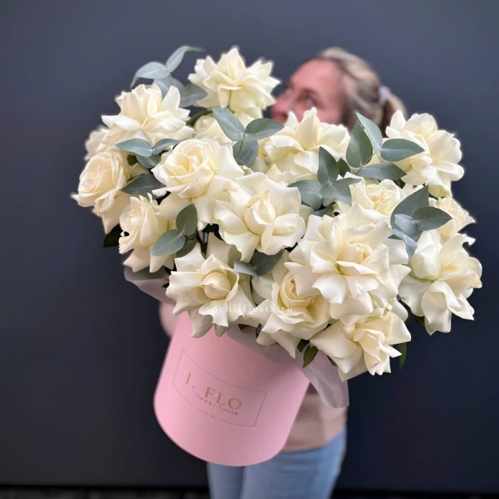 25 Французских белых роз в боксе в Нижнем Тагиле