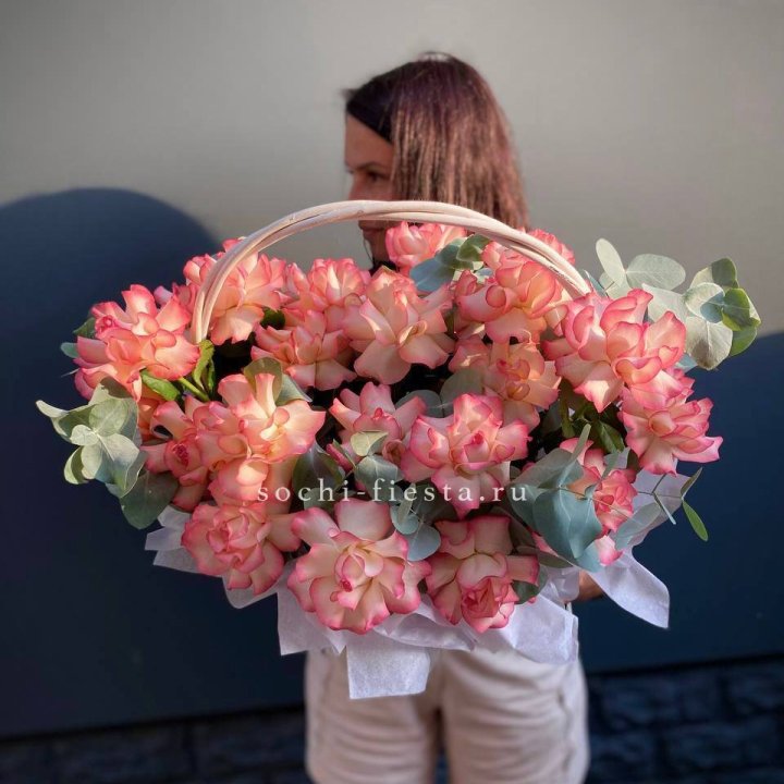 25 Французских роз Джумилия в корзине в Нижнем Тагиле