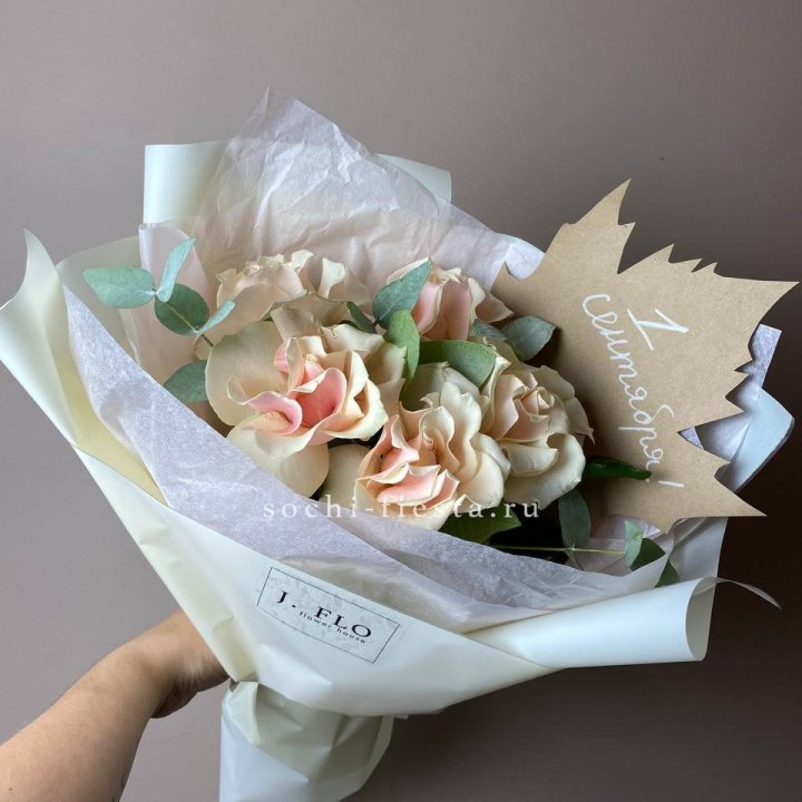 Букет кремовых роз к дню знаний в Нижнем Тагиле