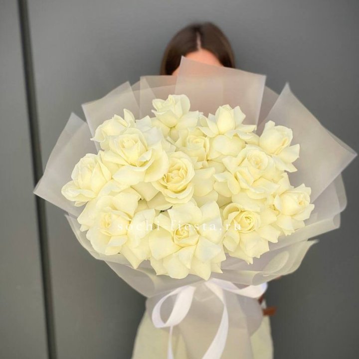 13 белых роз в Нижнем Тагиле