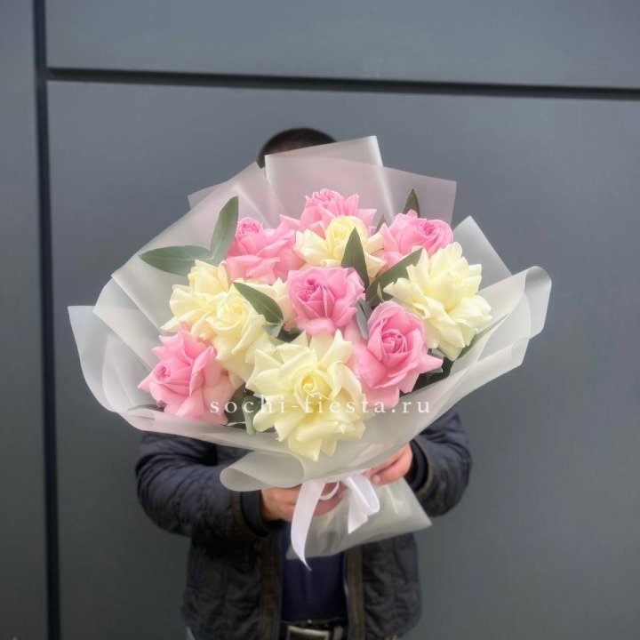 11 бело-розовых роз с доставкой в Нижнем Тагиле
