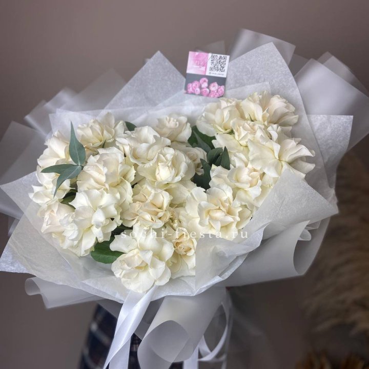 21 французских роз с эвкалиптом в Нижнем Тагиле