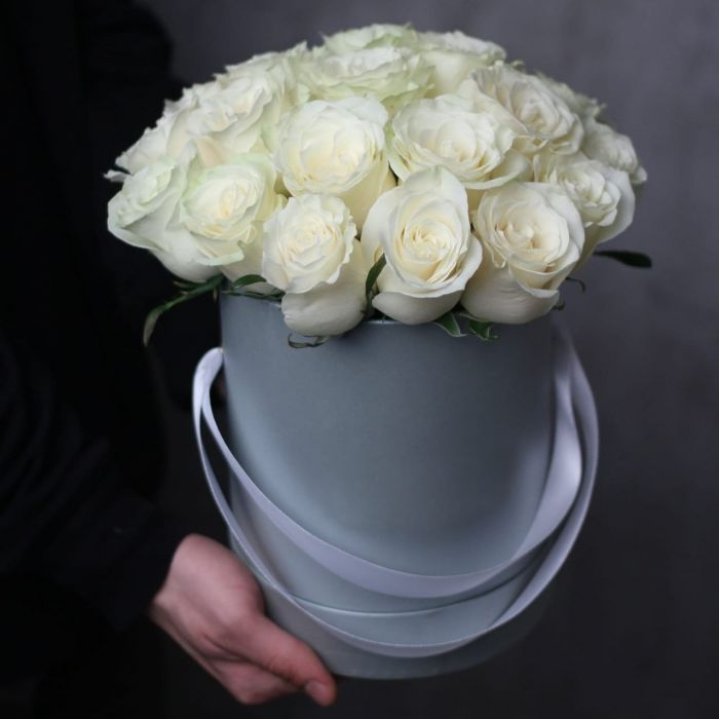 15 белых роз в цилиндре в Нижнем Тагиле