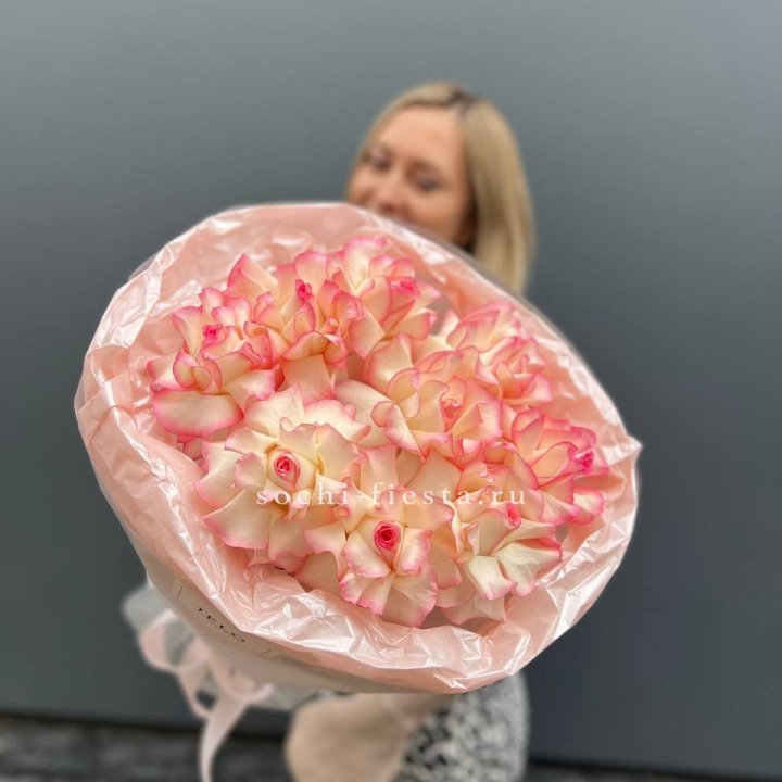 9 французских роз Джумилия в нежном оформлении в Нижнем Тагиле